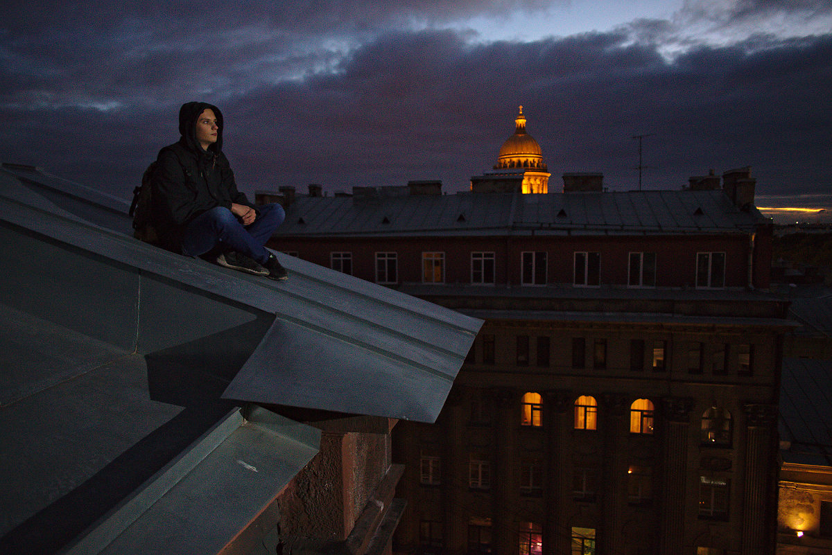 По крышам города стучит. Руфинг в Санкт-Петербурге. Человек на крыше. Краше. Сидит на крыше.